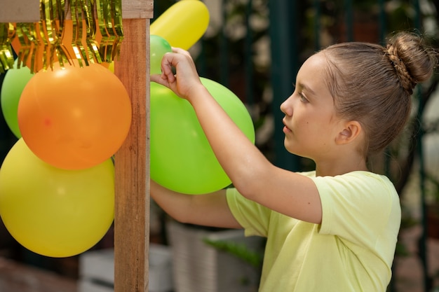 Bambini che organizzano un chiosco di limonate