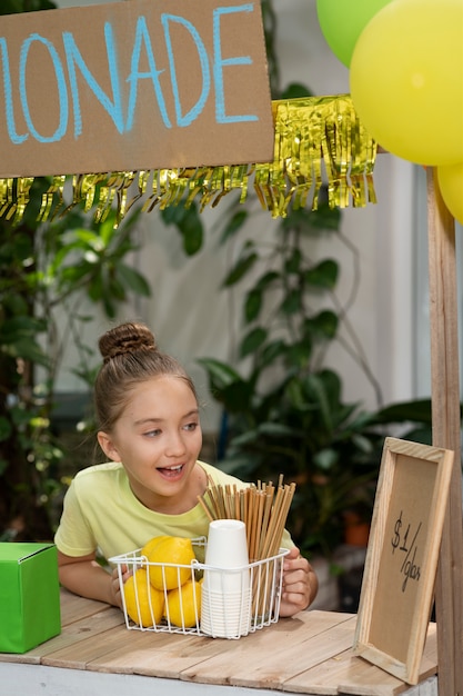 Bambini che organizzano un chiosco di limonate