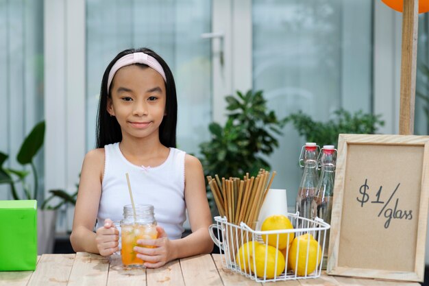 Bambini che organizzano un chiosco di limonate