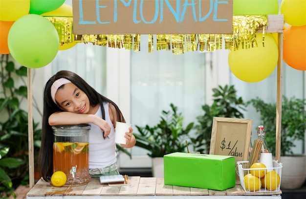 Free photo kids organising a lemonade stand