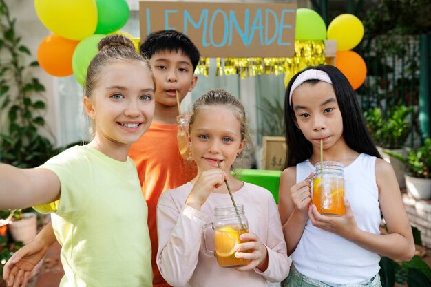 Дети организуют киоск с лимонадом