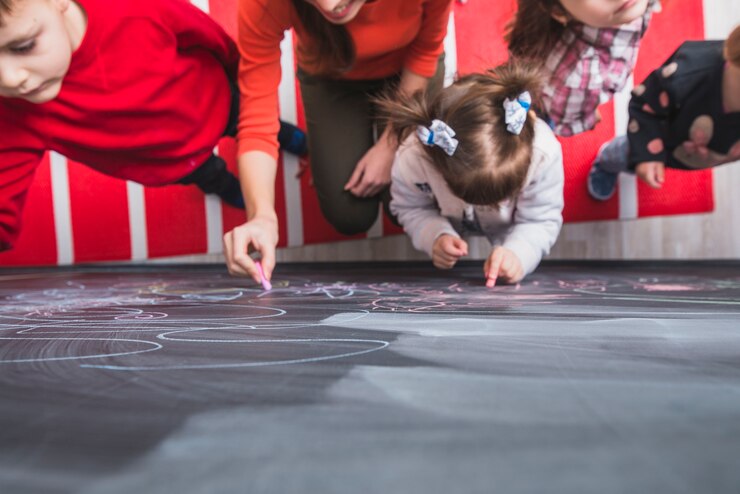 Free Photo kids painting on blackboard