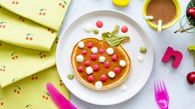 Sfondo per colazione con pancake per bambini, divertente forma di fragola