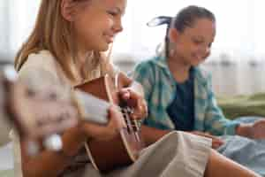 Foto gratuita bambini che giocano in spazi tranquilli e accoglienti