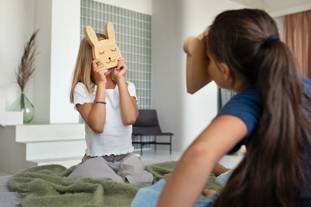 Foto gratuita bambini che giocano in spazi tranquilli e accoglienti