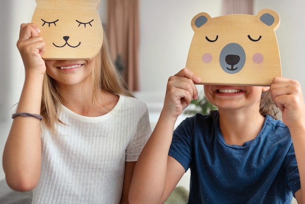 Foto gratuita bambini che giocano in spazi tranquilli e accoglienti