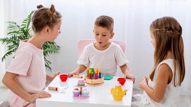 一緒に誕生日ゲームをしている子供たち