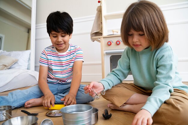 Bambini che giocano sul pavimento a tutto campo