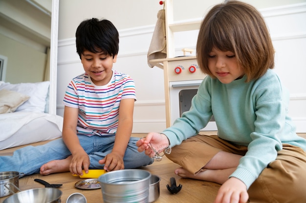 床のフルショットで遊ぶ子供たち