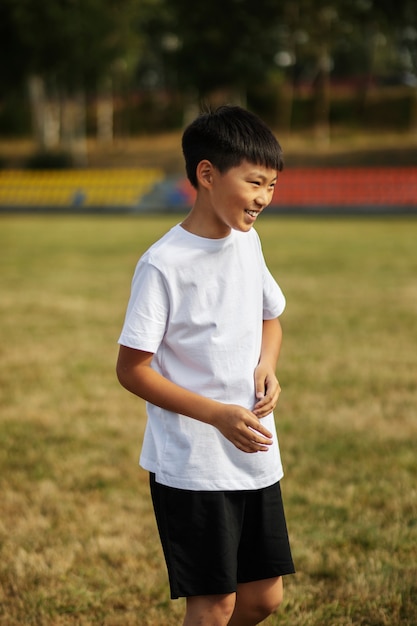 サッカーのコーチが監督するサッカーをしている子供たち