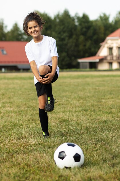 サッカーのコーチが監督するサッカーをしている子供たち