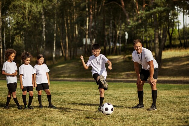 サッカートレーナー監修のサッカーをする子供たち