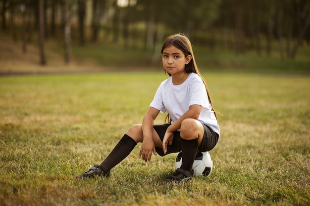 Bambini che giocano a calcio sotto la supervisione di un allenatore di calcio