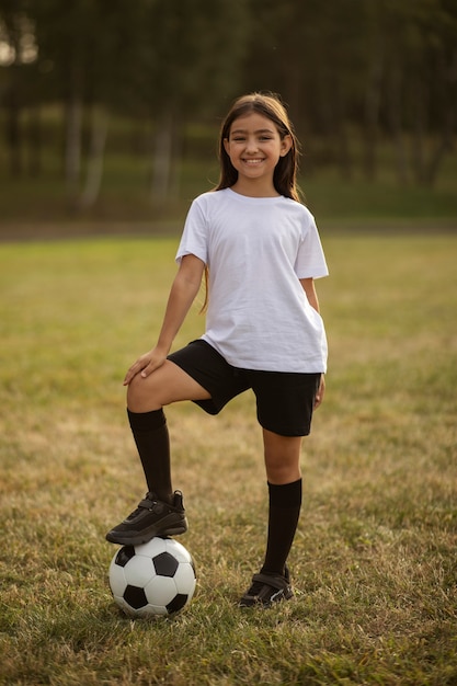 Foto gratuita bambini che giocano a calcio sotto la supervisione di un allenatore di calcio