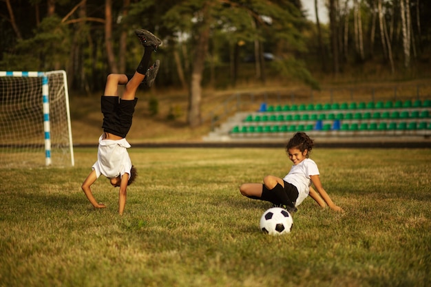 サッカートレーナー監修のサッカーをする子供たち