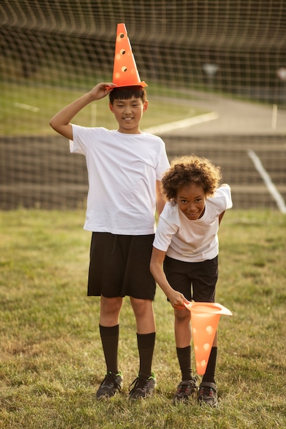 サッカートレーナー監修のサッカーをする子供たち