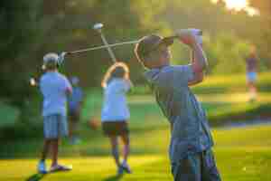 Free photo kids  playing golf in photorealistic environment