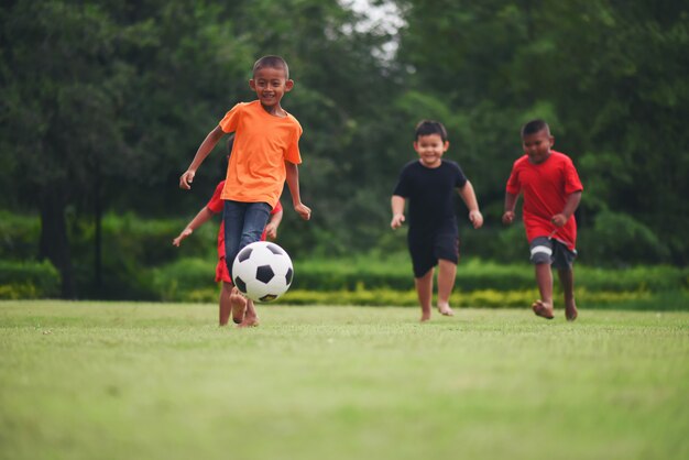 子供たちがサッカーのサッカーをする