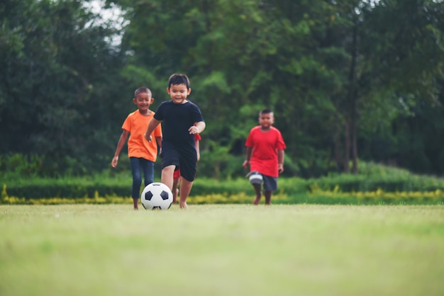 子供たちがサッカーのサッカーをする