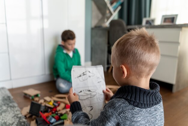 部屋で遊んでいる子供たち