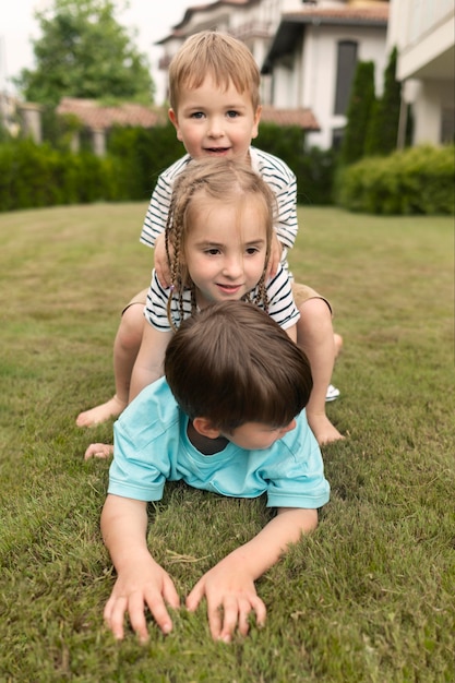 Дети играют вместе на траве