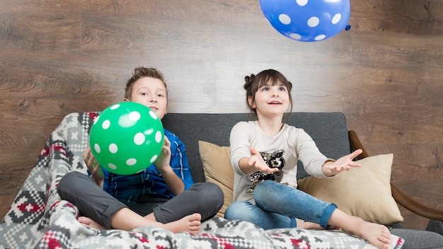 Foto gratuita bambini che giocano con palloncini