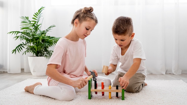 Foto gratuita bambini che giocano insieme con il gioco colorato