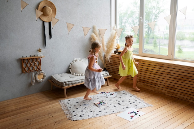 Foto gratuita bambini che giocano con la pasta da gioco