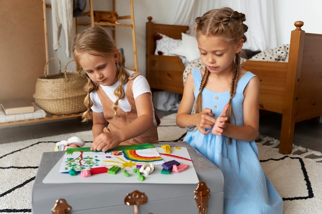 Foto gratuita bambini che giocano con la pasta da gioco