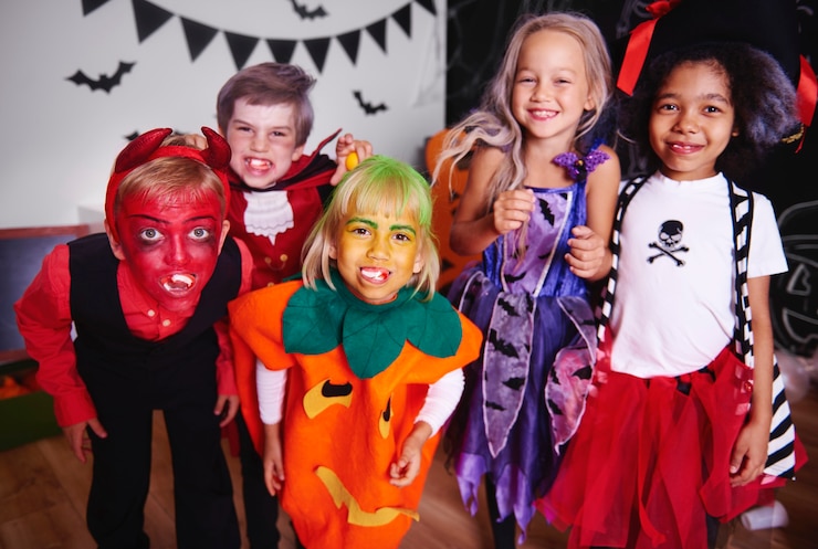 Free Photo kids posing  in halloween costume