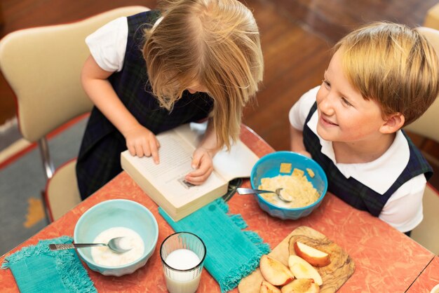 学校の初日の準備をしている子供たち