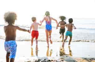 Бесплатное фото Дети на пляже