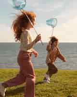 Foto gratuita bambini che corrono con reti a farfalla