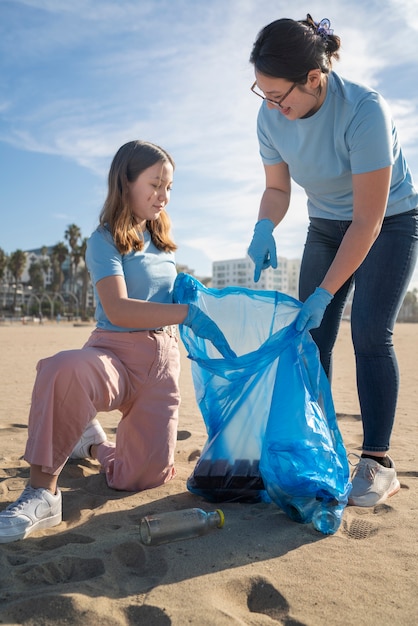 Foto gratuita i bambini salvano l'ambiente