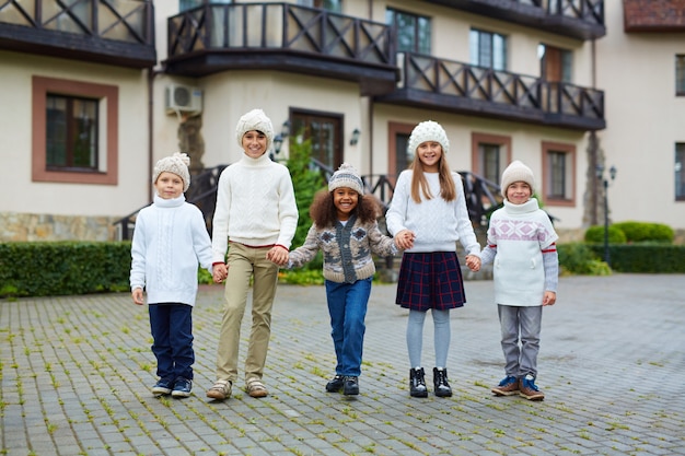 Bambini nel campus scolastico