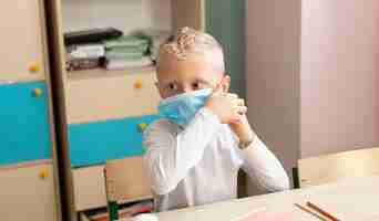 Foto gratuita bambini a scuola durante il concetto covid