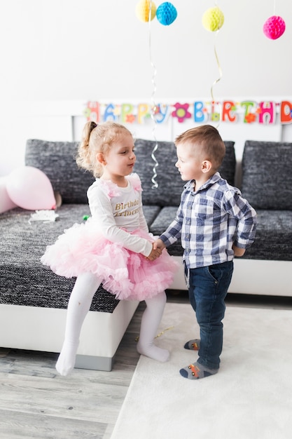 Foto gratuita bambini che si stringono la mano per la festa di compleanno