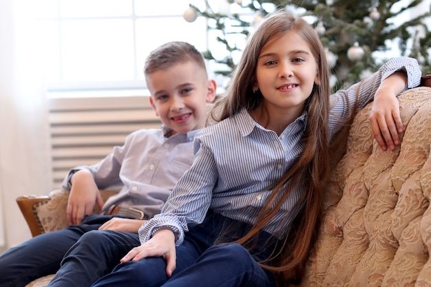 Foto gratuita i bambini si siedono sul divano