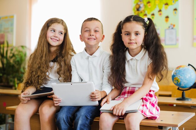 子供たち、教室、机に座っている