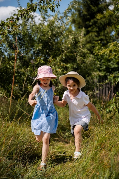 무료 사진 어린 시절을 즐기는 시골 지역에서 야외에서 시간을 보내는 아이들