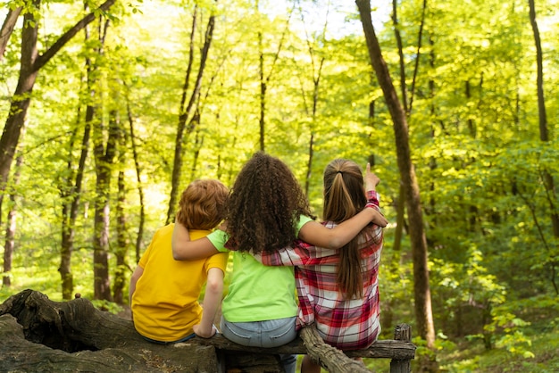 I bambini trascorrono del tempo insieme nella natura