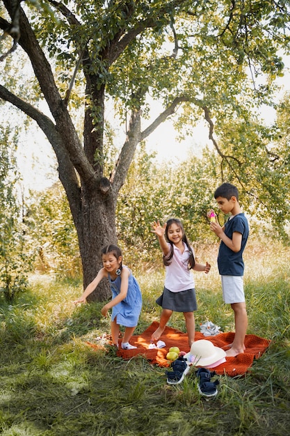 어린 시절을 즐기는 담요에 야외에서 함께 시간을 보내는 아이들
