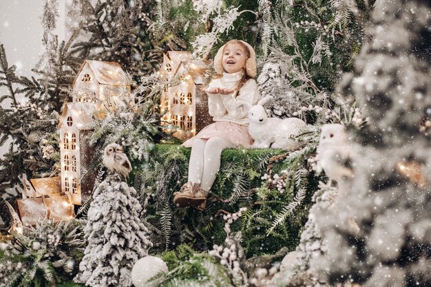 Foto gratuita bambini in piedi sul livello superiore della decorazione natalizia