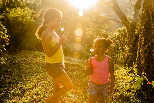 Foto gratuita bambini al tramonto