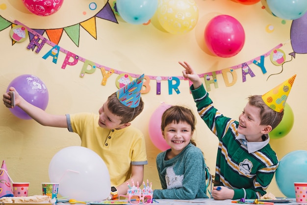 誕生日パーティーでセルフをする子供たち