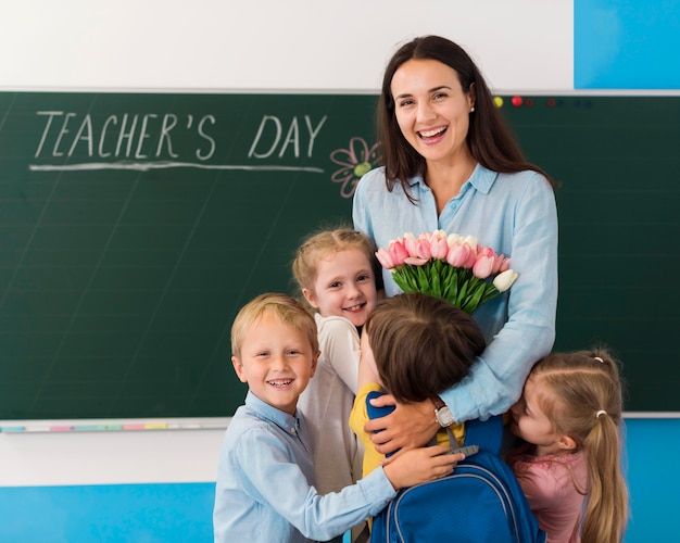 Foto gratuita bambini e insegnante che celebrano la giornata dell'insegnante