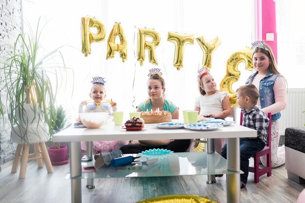 생일 파티에 어린이와 청소년