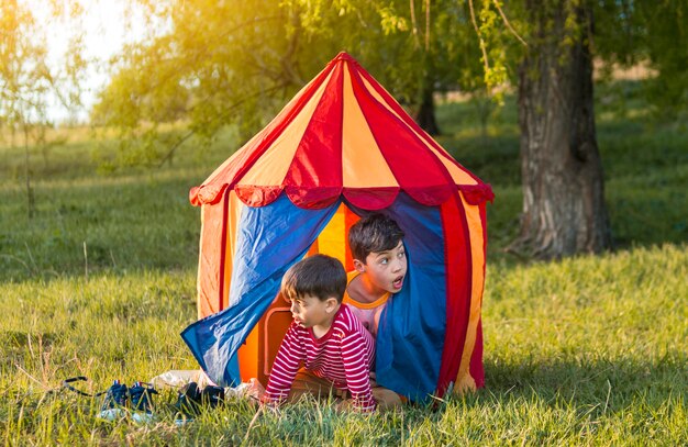 屋外のテントの中で子供