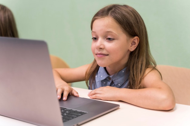 学校でノートパソコンを使用している子供