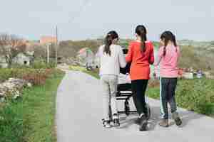 Foto gratuita bambini che camminano bambino nel villaggio